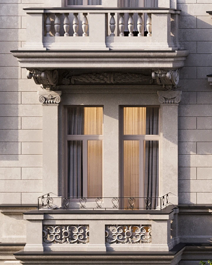 Balkon ve 2. NP s kovaným zábradlím a balustrádou nad oknem